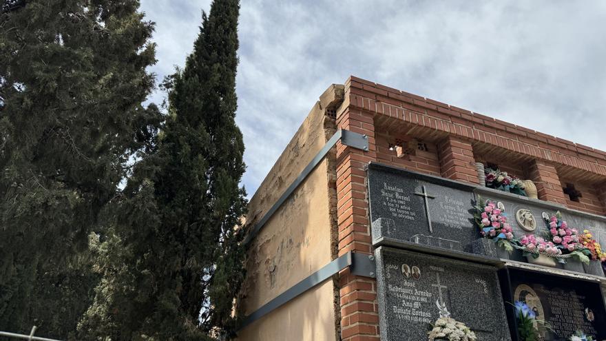 Elda rehabilita un bloque de nichos en mal estado del cementerio de Santa Bárbara