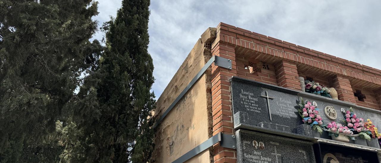 Estado actual de la cubierta del bloque 13 de nichos del cementerio de Santa Bárbara.