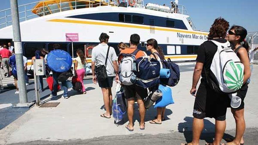 Usuarios del barco a Cíes en verano.