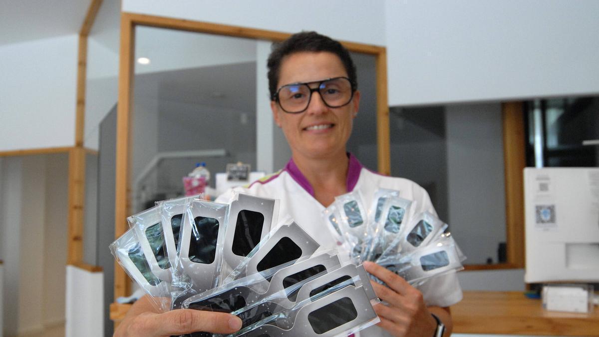 Una óptica de A Estrada muestra gafas para ver el eclipse.