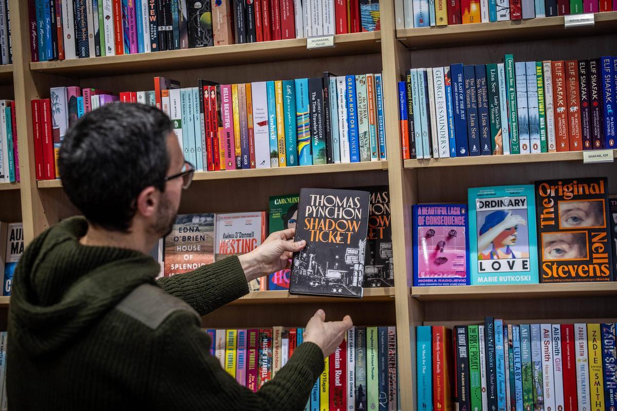 Hay quien se atreve con Thomas Pynchon en inglés, al menos en Come In