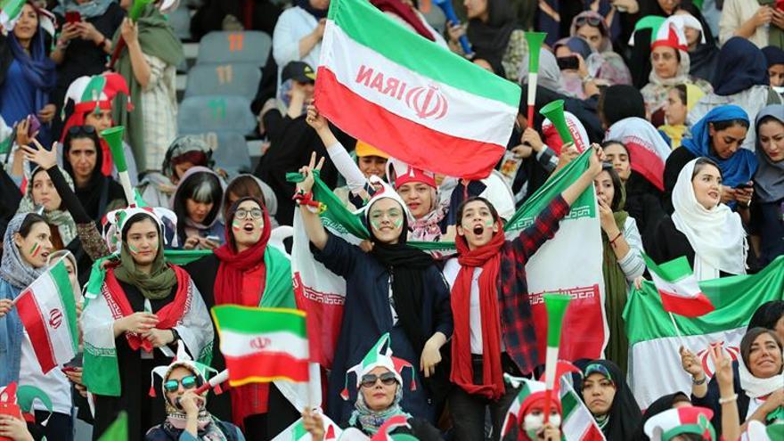 Irán levanta el veto a las mujeres en las gradas de los campos de fútbol