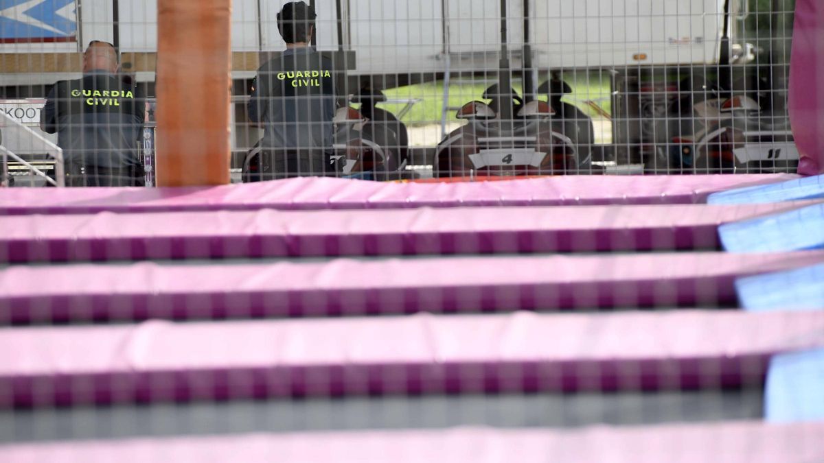 Agentes de la Guardia Civil, en las 'Camas locas' de Alquerías horas después de la trágica muerte de la pequeña Amira.