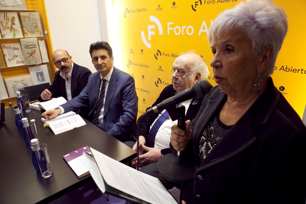 Concha Quirós, con Jorge Uría, Juan Carlos De la Madrid y Román Suárz Blanco en la presentación de "Aquellos maravillosos baños", de De la Madrid, en Cervantes.