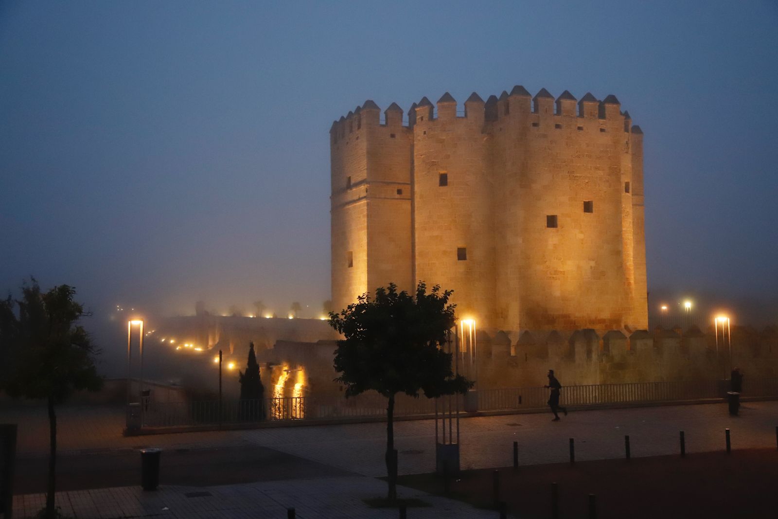 Córdoba amanece bajo una intensa niebla