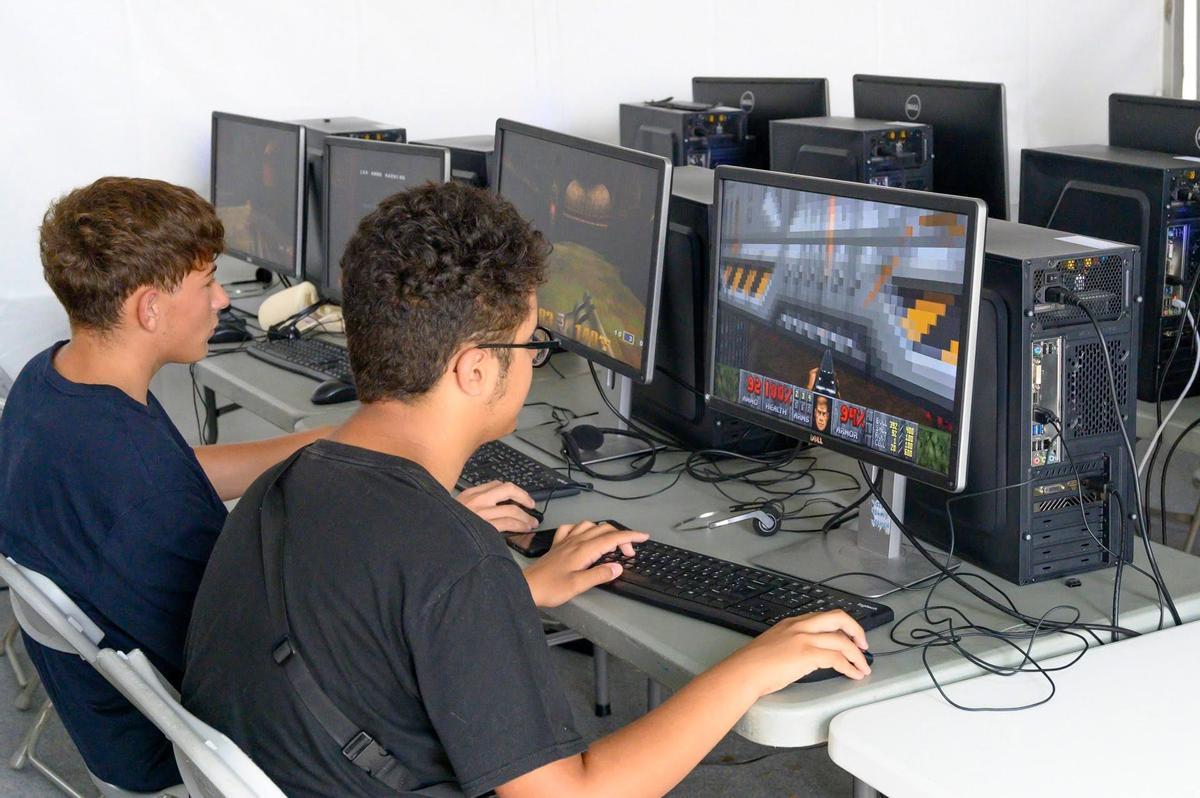 Dous mozos gozando dos xogos no Rianxo Gaming.
