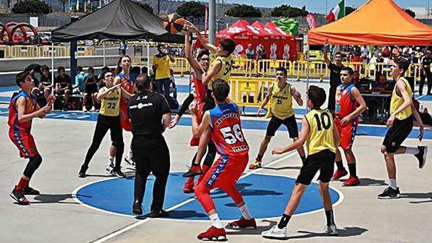 Imagen de uno de los choques de la primera jornada de la ACB Kids, en las canchas Pepe Armas de Siete Palmas.