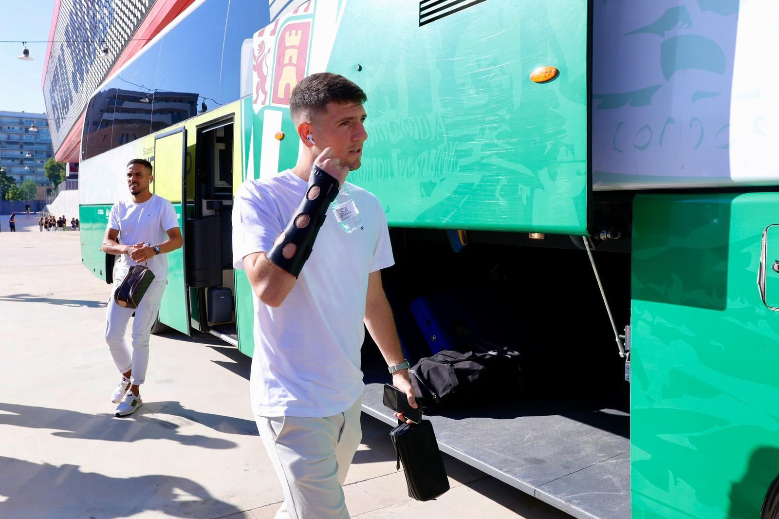 Barcelona Atlétic-Córdoba CF | El recibimiento al equipo de la afición cordobesista, en imágenes
