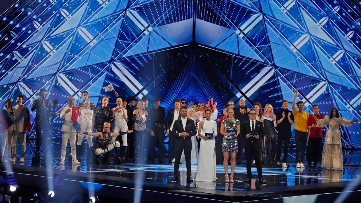 Los anfitriones israelís del Festival de Eurovisión, en primer término y de izquierda a derecha, Assi Azar, Lucy Ayoub, Bar Refaeli y Erez Tal, junto a los diez clasificados del 14 de mayo del 2019, en el Pabellón 2 de la Expo de Tel-Aviv.