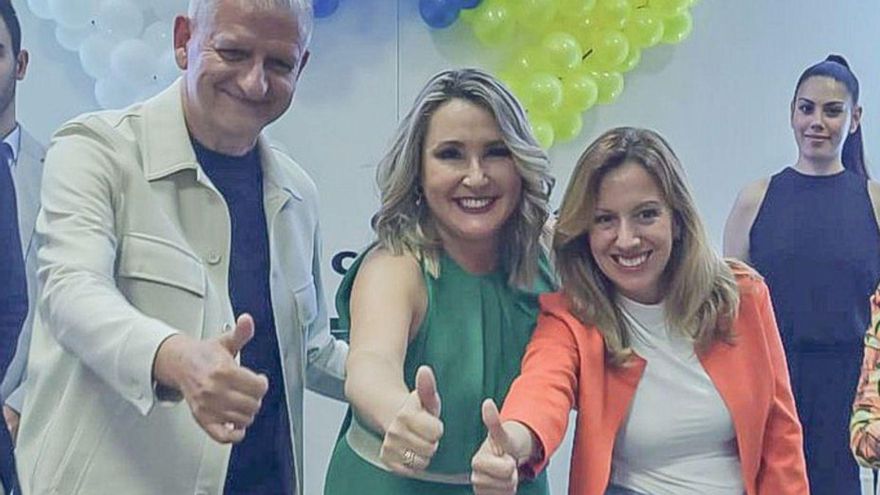 Dulce Gutiérrez (CC) is presented with an “example of renewal” team