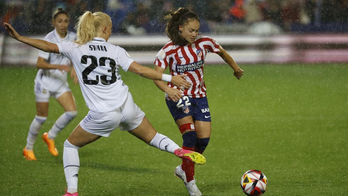 La jugadora del Madrid Sofie Svava disputant la pilota amb la jugadora de l'Atlètic Estefania Banini durant la final