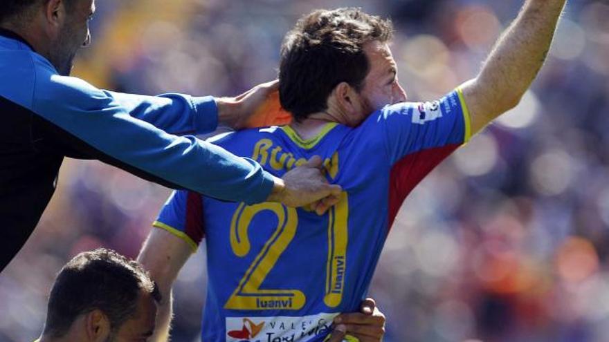 Rubén juega para el sporting. El delantero asturiano del Levante, Rubén, en la imagen celebrando el gol, resultó decisivo en la derrota del Villarreal. Un disparo suyo en el tiempo añadido dejó el gol en bandeja a Xavi Torres.