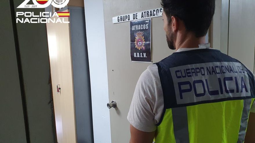 Un atracador encapuchado asalta a punta de cuchillo a un hombre en su coche cuando esperaba para embarcar en un ferry