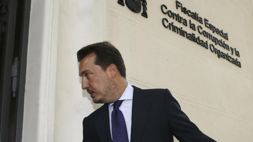 Quico Catalán, presidente del Levante, entrando esta mañana en la Fiscalía