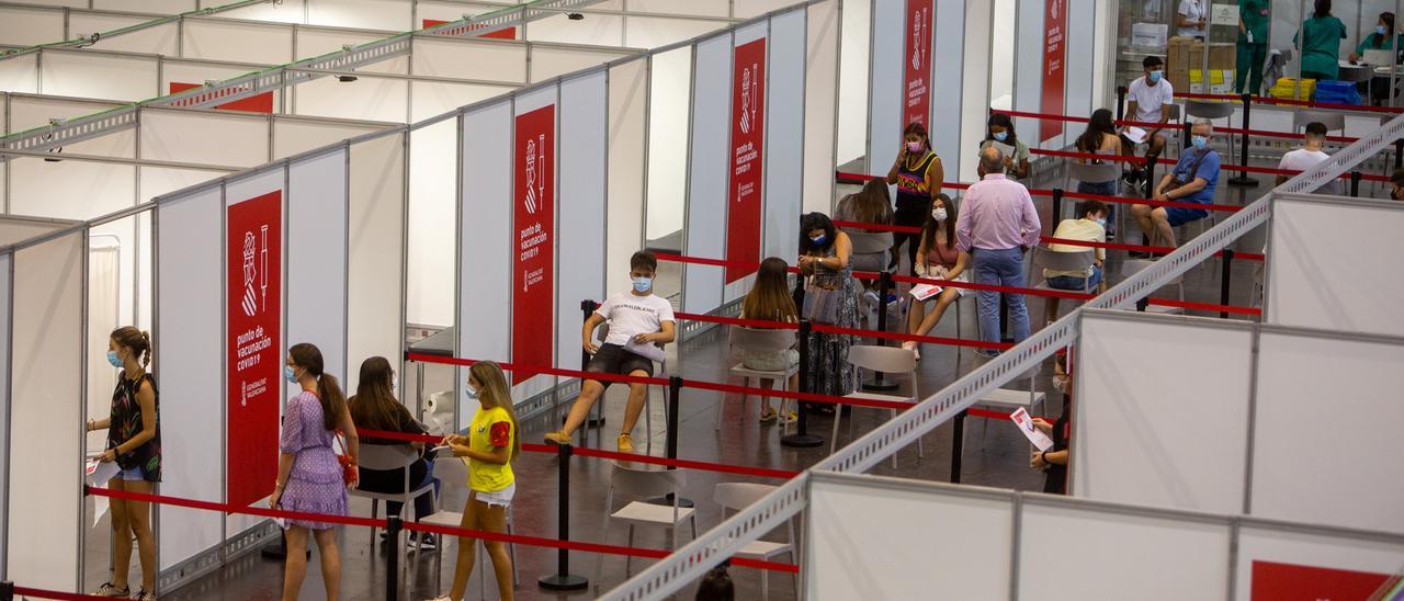 Actividad en el &quot;vacunódromo&quot; de Ciudad de la Luz, en Alicante.