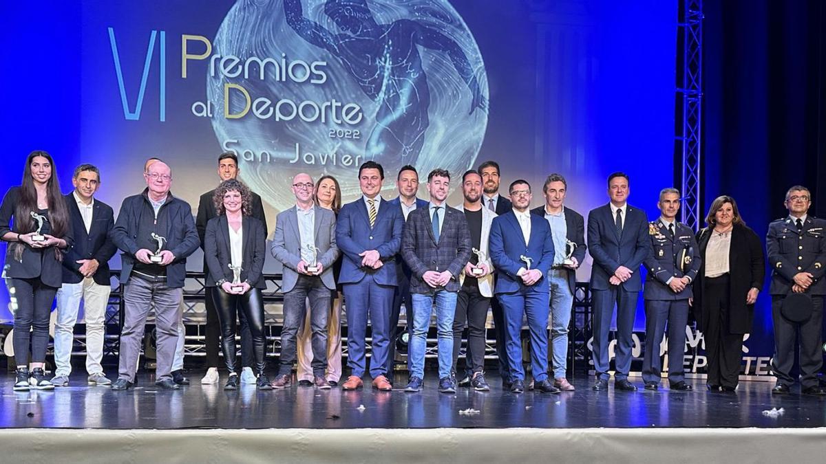 Foto de familia de los galardonados en los Premios al Deporte de San Javier.  | L.O.