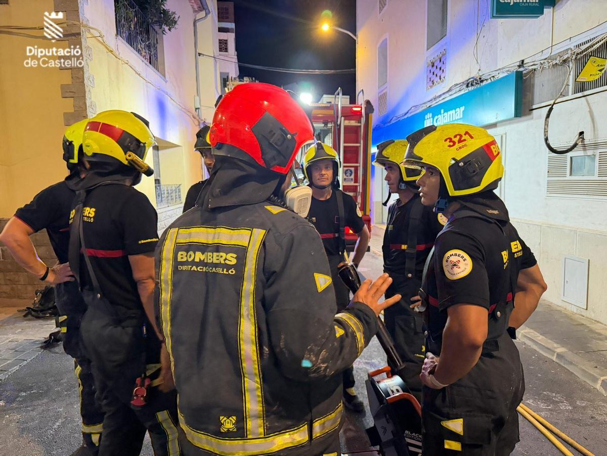 Intervención de los bomberos en la vivienda afectada por el incendio.
