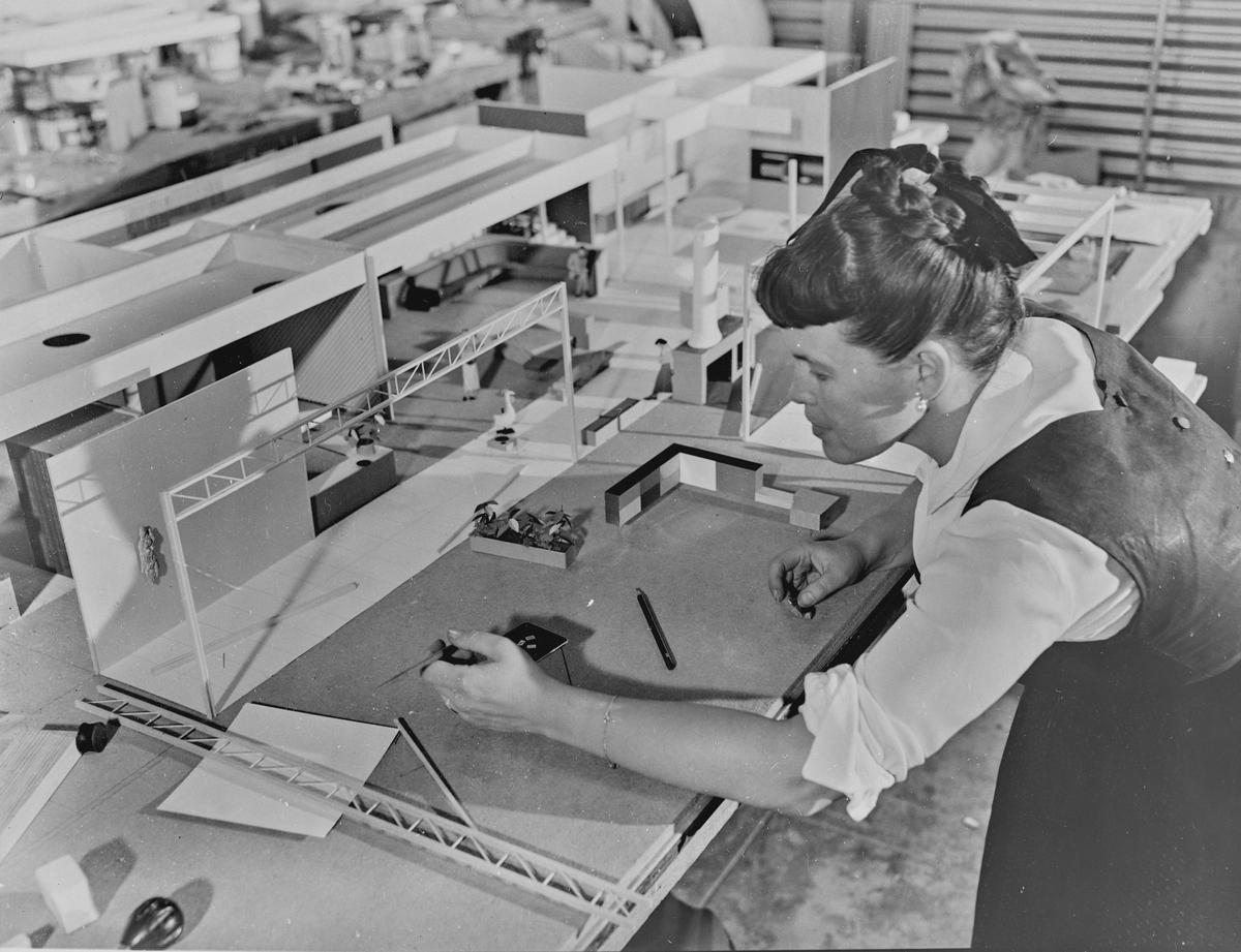 La artista y diseñadora Ray Eames en acción.