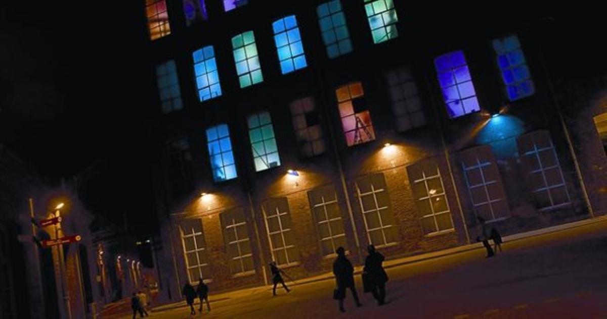 Façana il·luminada del magatzem 8 Els finestrals de Fabra i Coats on s’intueix en alguns moments la tasca d’uns follets. Façana il·luminada del magatzem 8 Els finestrals de Fabra i Coats on s’intueix en alguns moments la tasca d’uns follets.