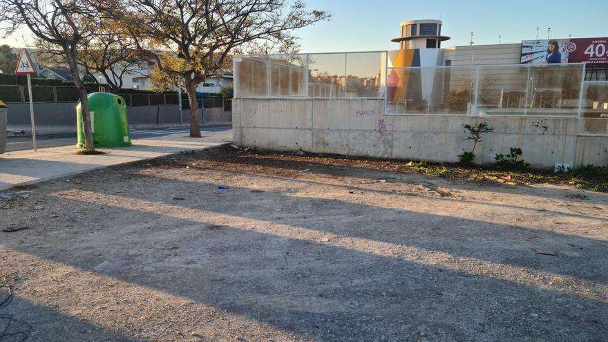 Limpieza del vertedero urbano junto al colegio Pedro Duque de Alicante