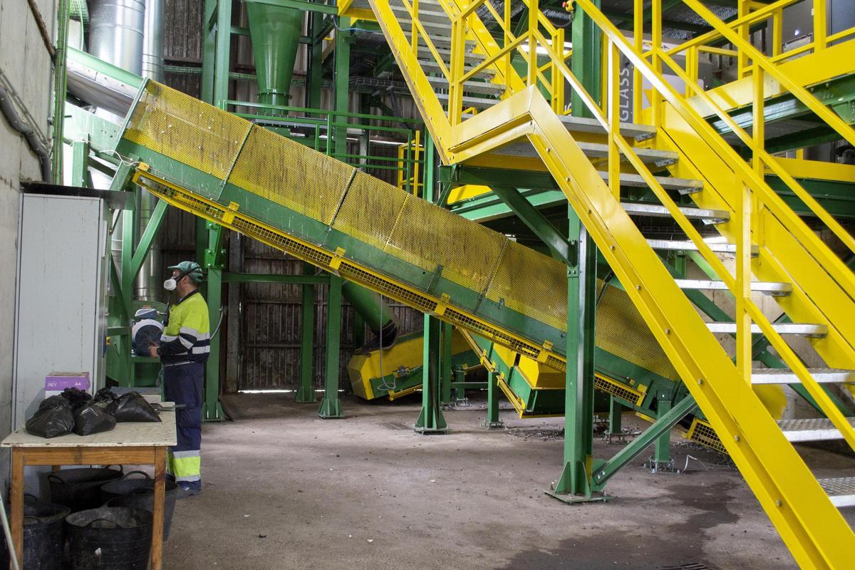 Un operari de la planta de Reciplasa, ubicada en Onda, supervisant una de les fases del treball de abocament i separació.