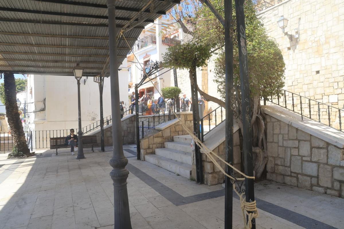La pérgola de la plaza ubicada entre las calles de San Bartolomé y San Luis, sujetada con cuerdas.
