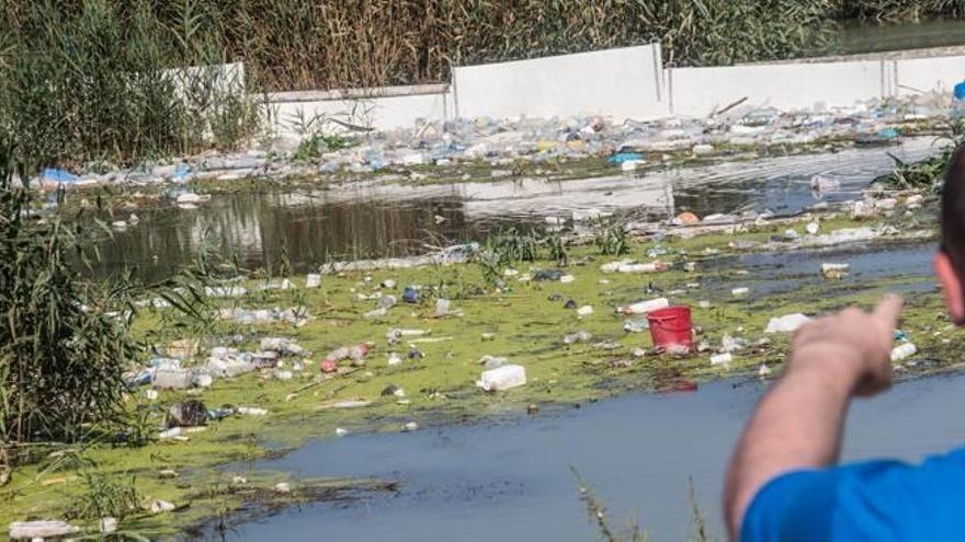 Guardamar del Segura  La basura vuelve a copar el antiguo cauce del río dos meses después de su limpieza