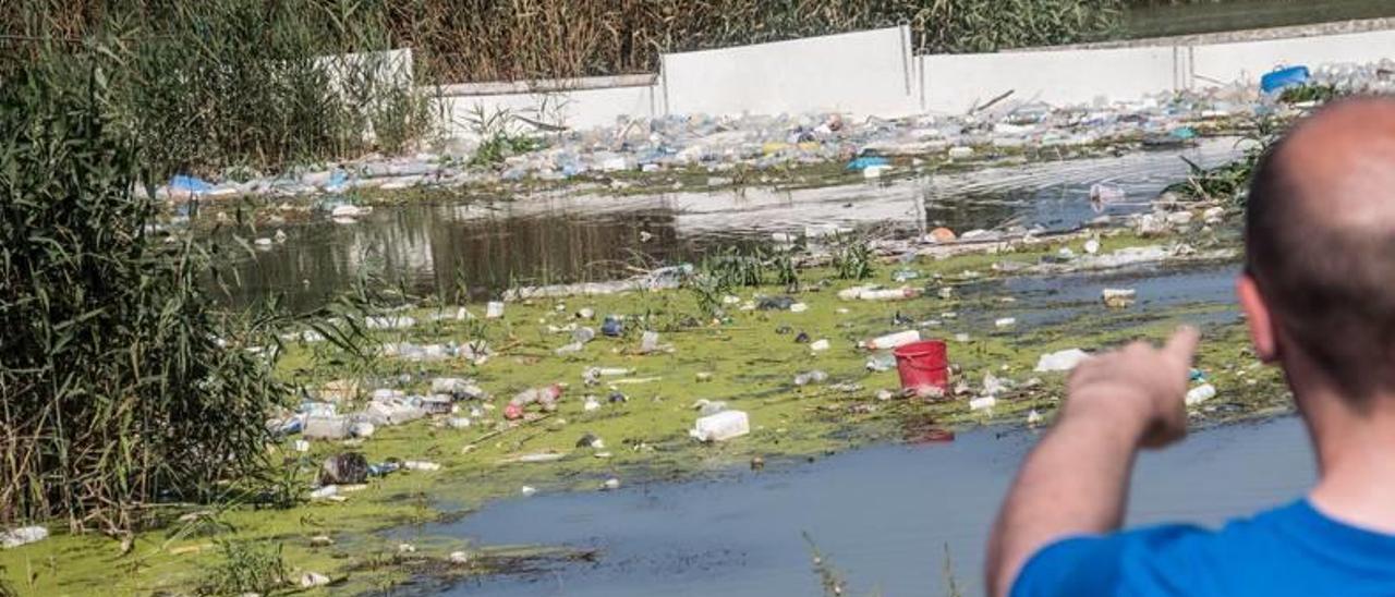 Guardamar del Segura  La basura vuelve a copar el antiguo cauce del río dos meses después de su limpieza