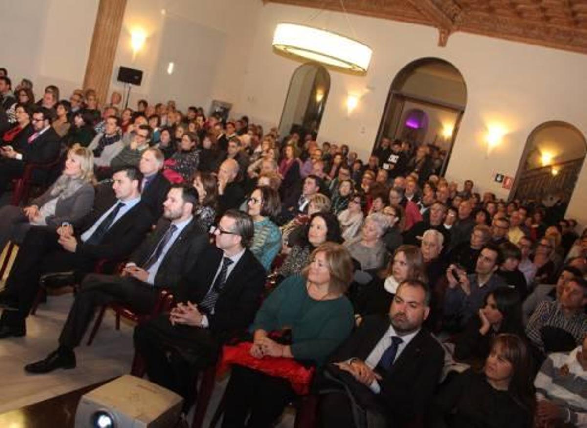 El Casino, anoche, abarrotado de público en la investidura de Gabriel Segura como cronista oficial de la villa. Pedrosa y Galiana entregan a Segura las insignias.