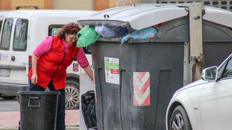 Orihuela se queda con la mitad de camiones de la basura y deja pedanías sin recoger