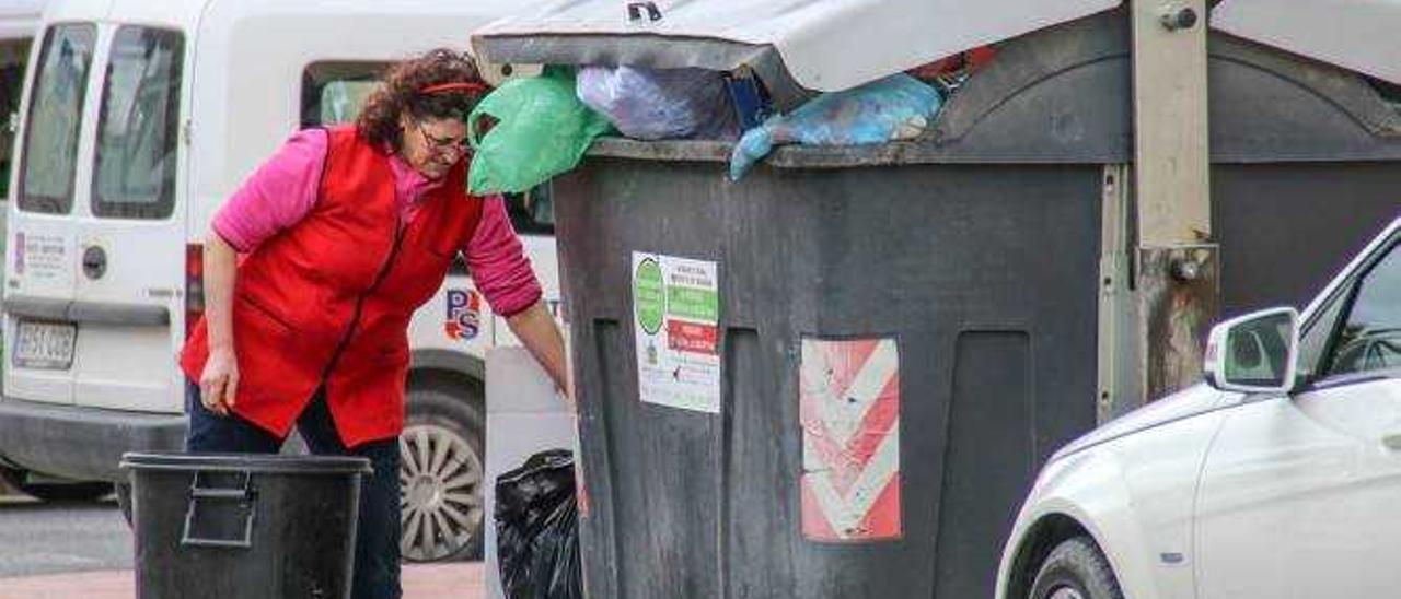 Orihuela se queda con la mitad de camiones de la basura y deja pedanías sin recoger