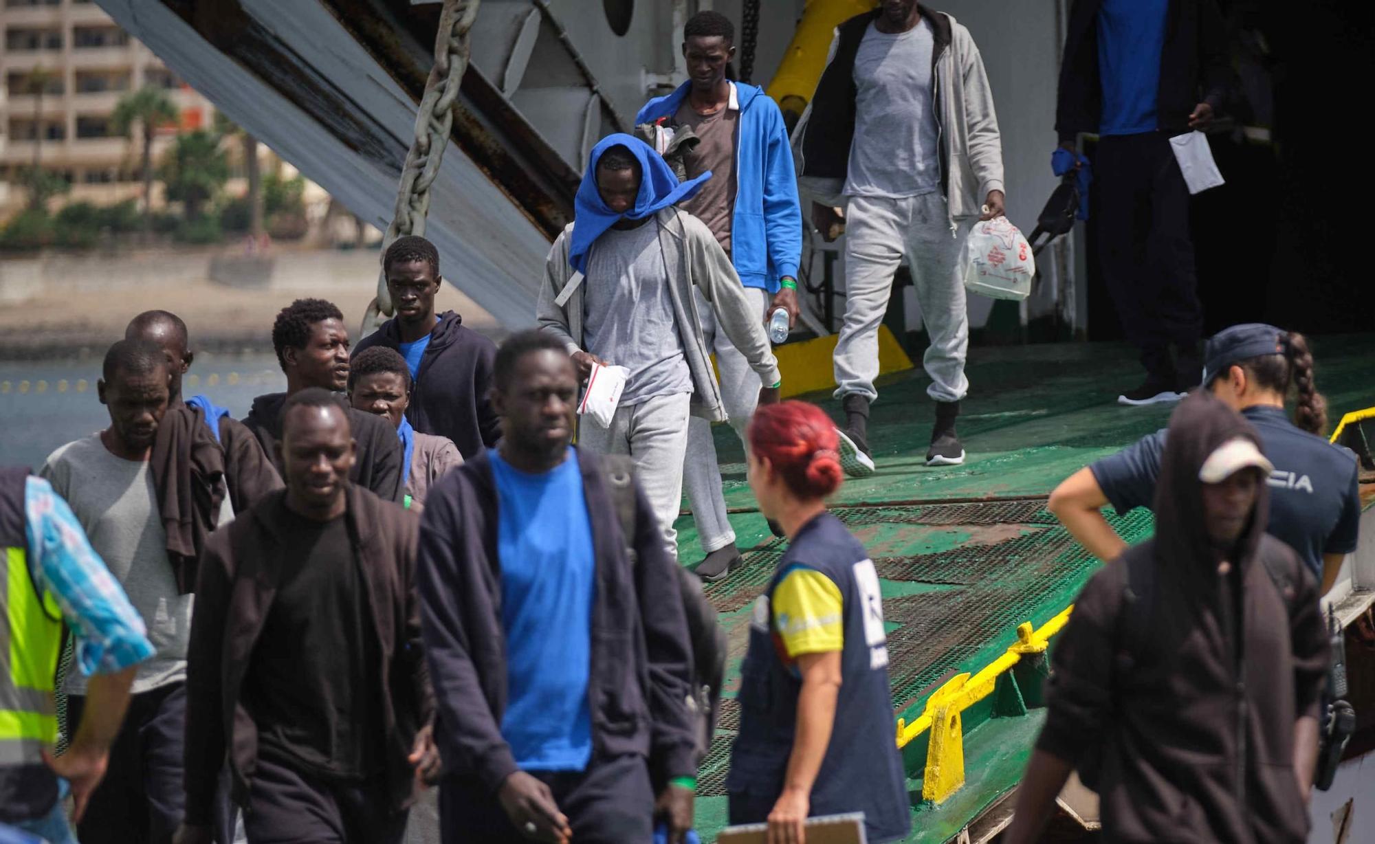 Llegada del ferry Armas con migrantes desde El Hierro