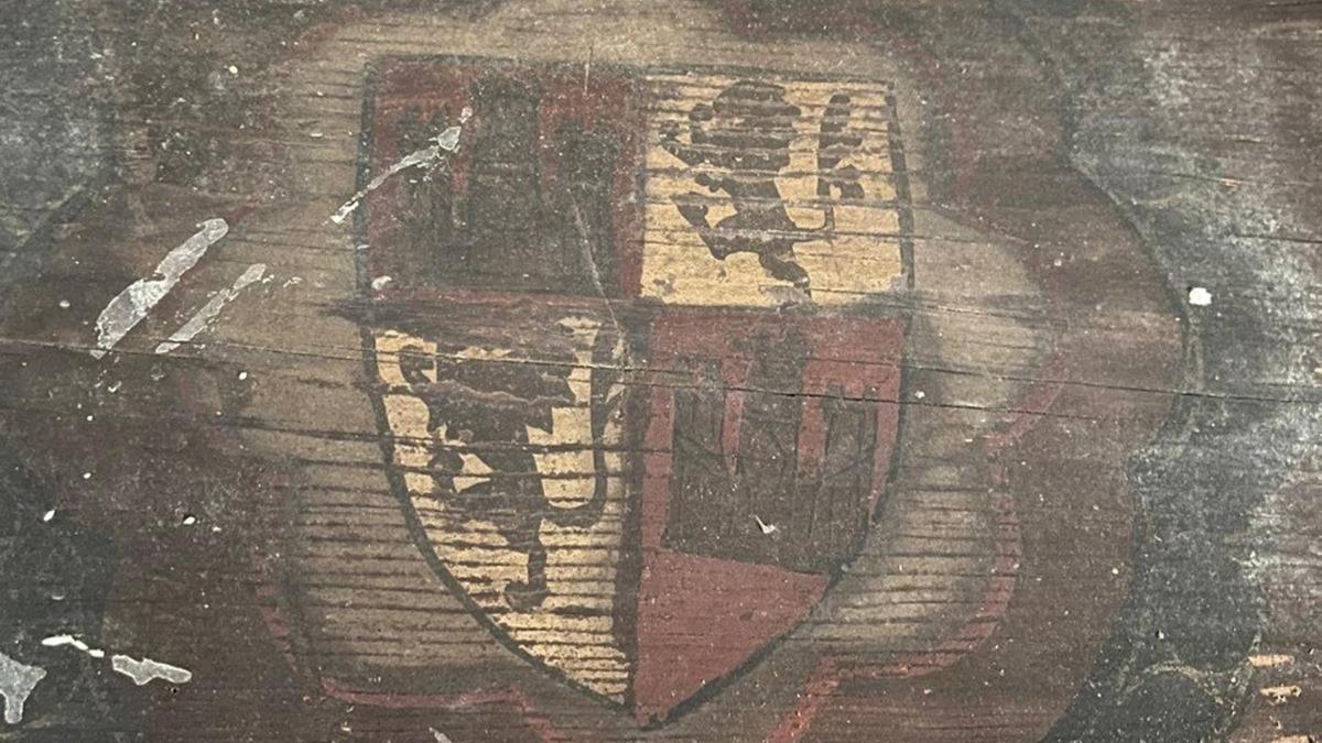 Escudo de Castilla y León en el artesonado de la antigua Real Academia de Córdoba hallado durante las obras de restauración.