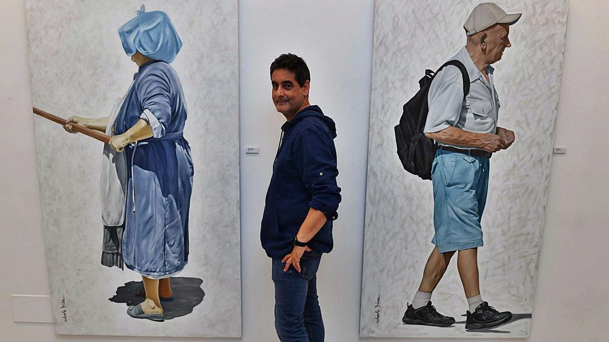 El pintor Roberto Díaz, con dos obras de su exposición ‘Titanes’.   | // LA OPINIÓN