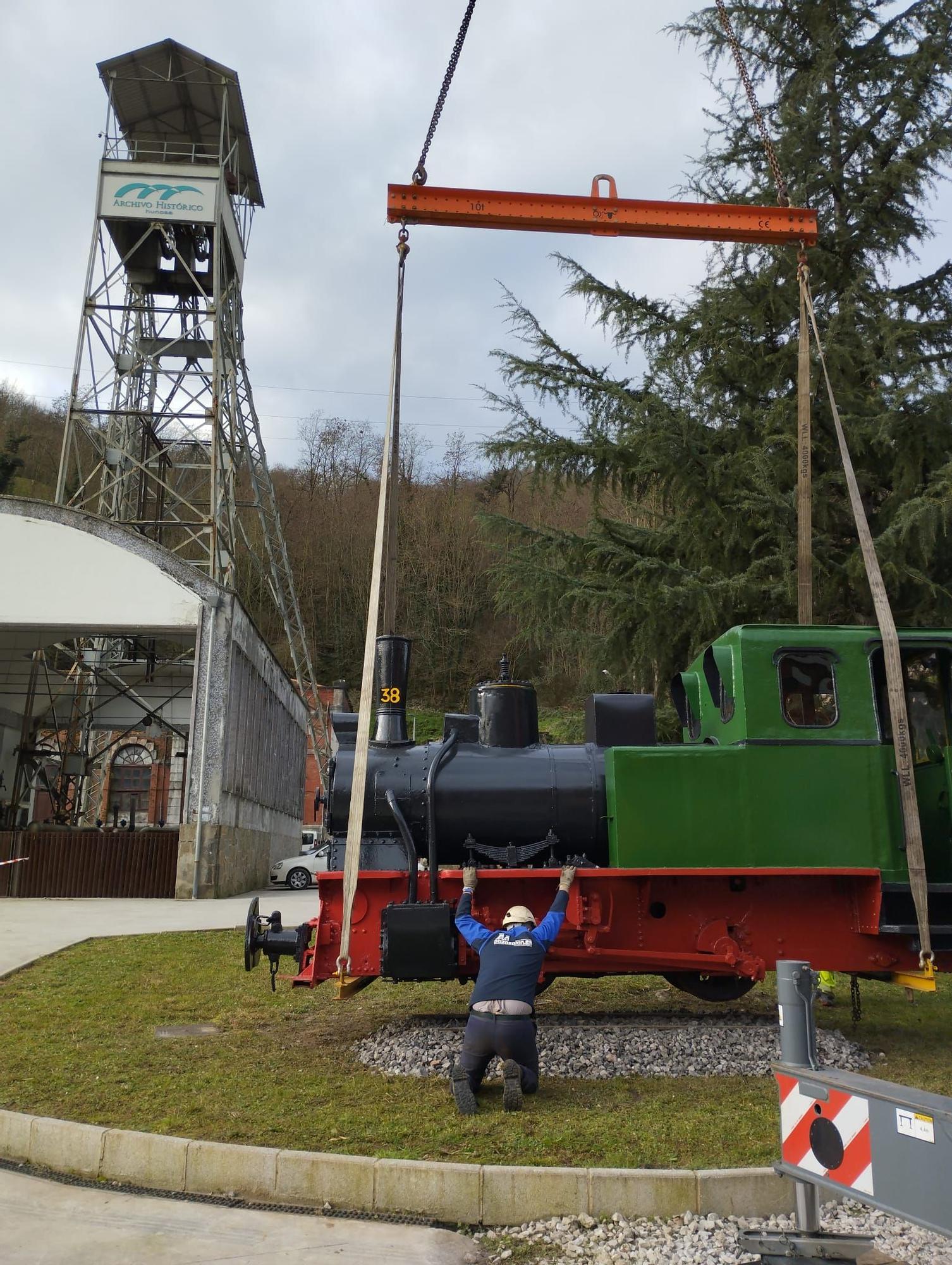 Así fue el delicado proceso para colocar la locomotora minera restaurada en el pozo Fondón