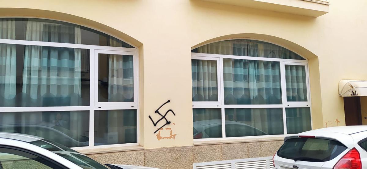 Esvásticas pintadas en los alrededores.