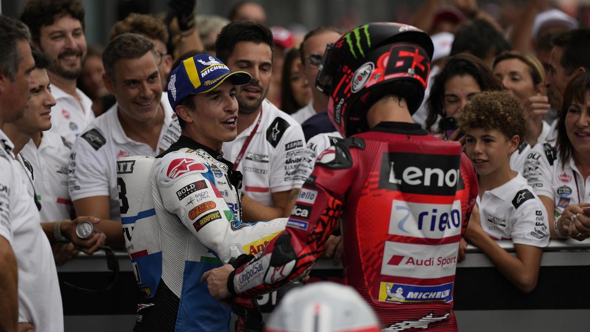 Marc Márquez saluda a Bagnaia.