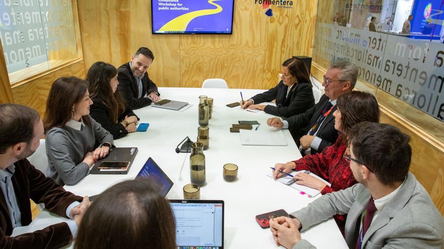 Reunión en Fitur entre representantes de los consells y el Govern con Booking.com.