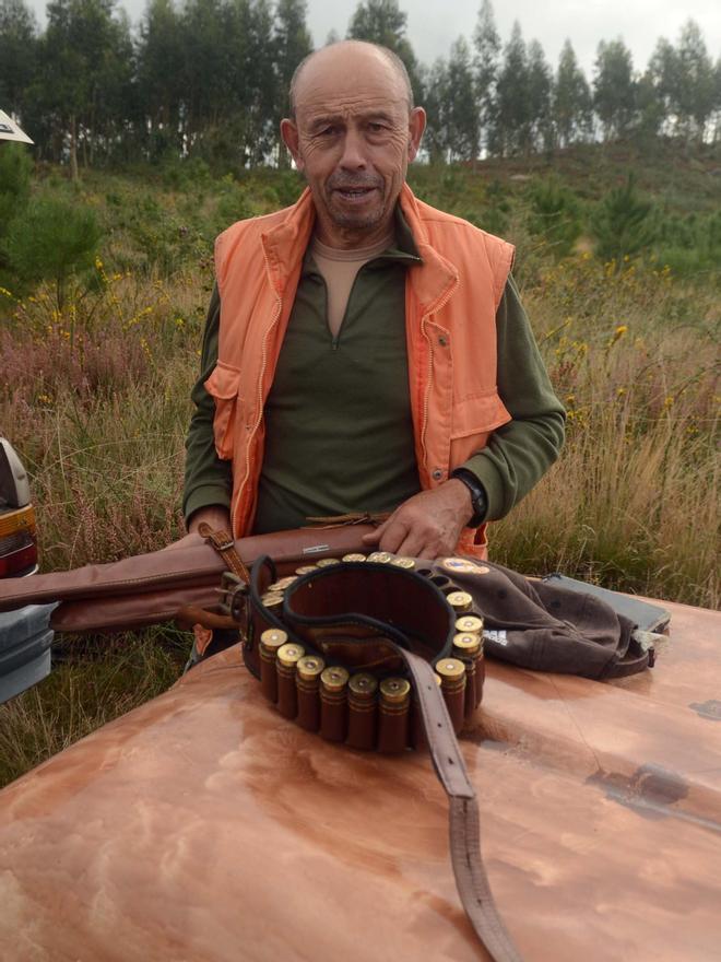 Un cazador preparando su escopeta, en Xiabre.