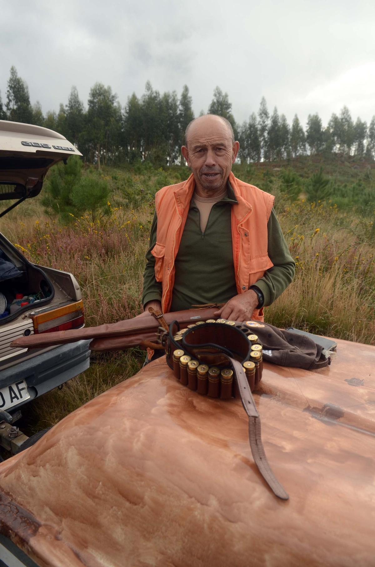 Un cazador preparando su escopeta, en Xiabre.
