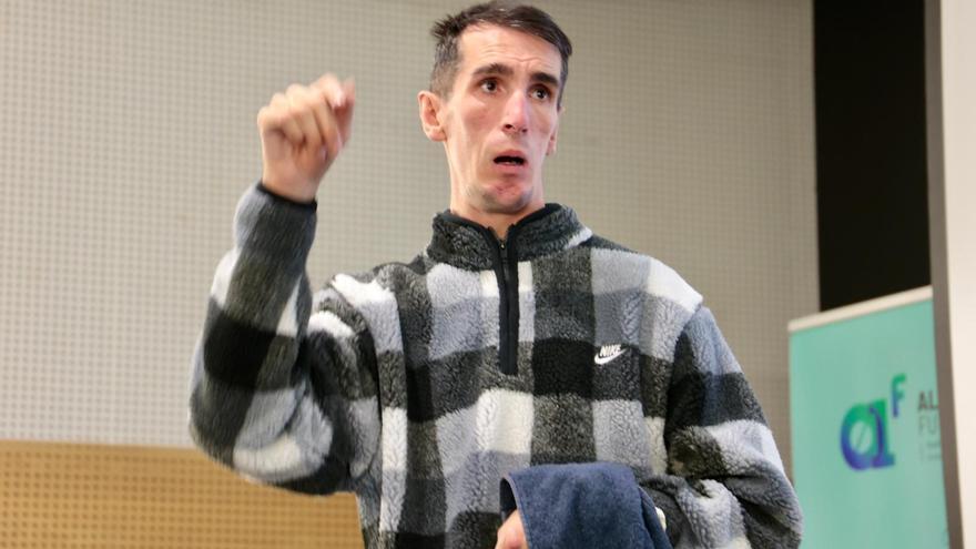 El maratoniano con discapacidad Alex Roca imparte una charla en Alicante