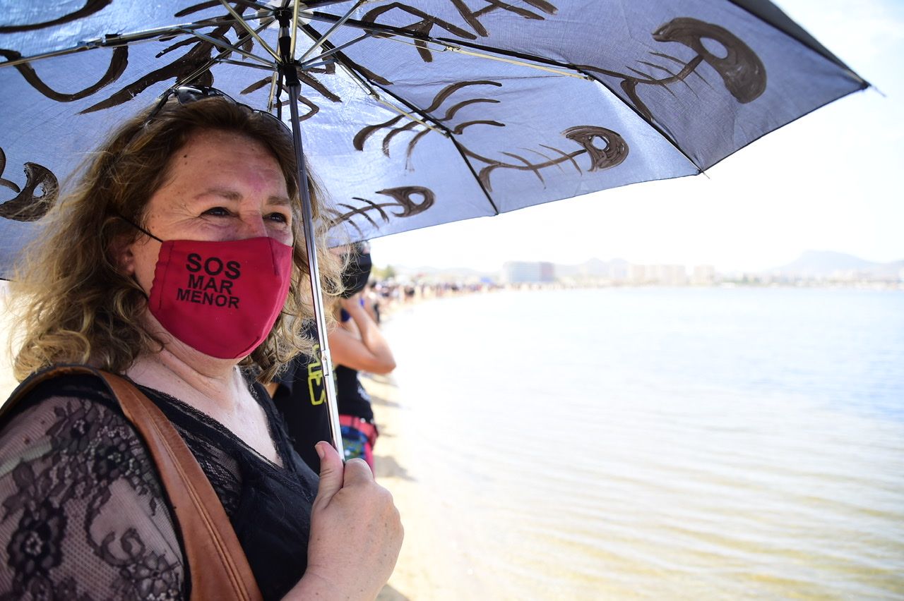 Miles de murcianos forman una cadena humana que rodea al Mar Menor en señal de protesta