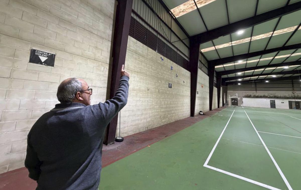 El pabellón de San Roque, cerrado por daños estructurales. | SANTOS ÁLVAREZ