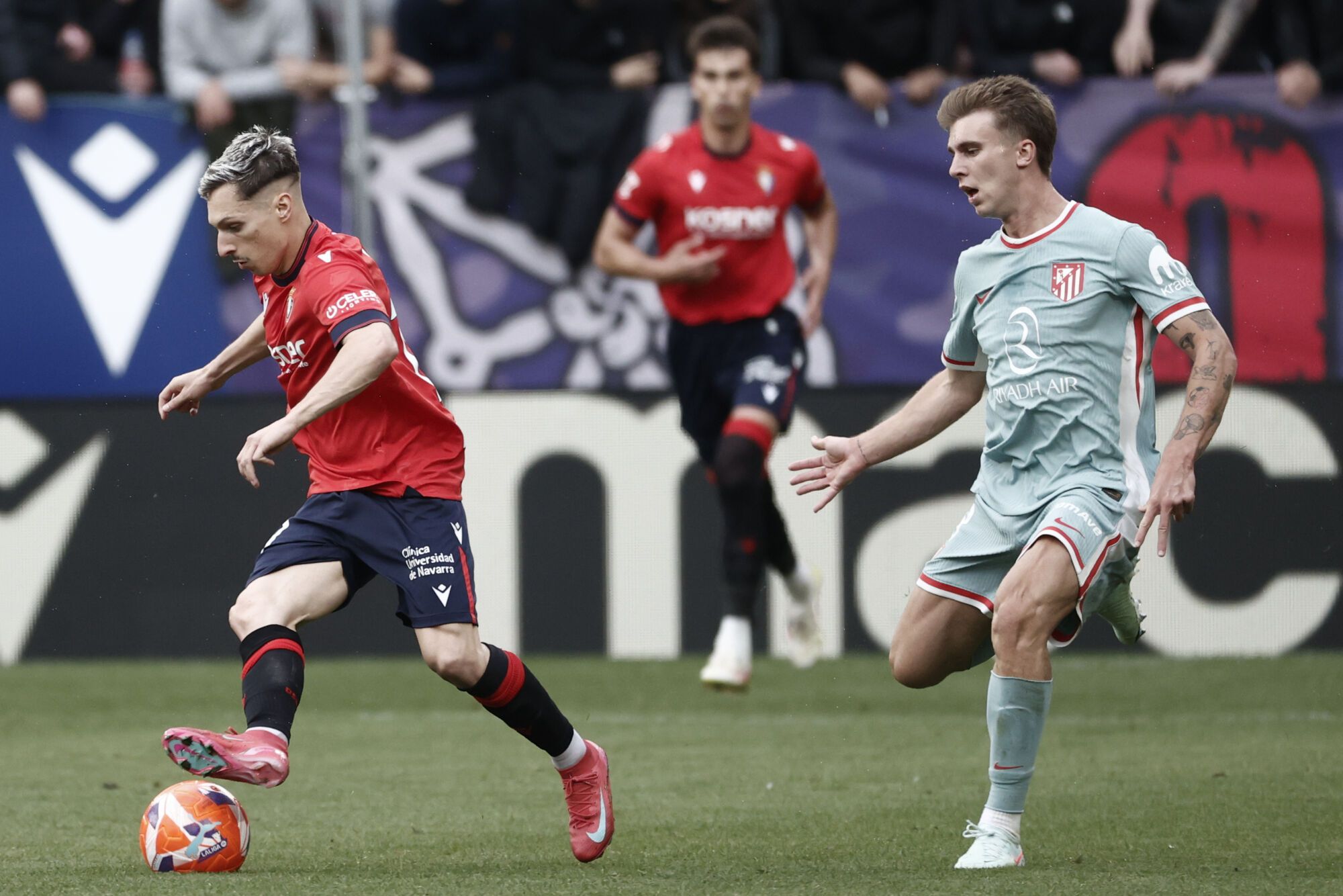 El centrocampista del Osasuna Bryan Zaragoza (i) intenta escaparse de la presión del centrocampista del Atlético de Madrid Pablo Barrios (d) durante el encuentro correspondiente a la jornada 36 de LaLiga EA Sports entre el Osasuna y el Atlético de Madrid este jueves en el Sadar, Pamplona. EFE/ Jesús Diges. (Atlético Madrid)