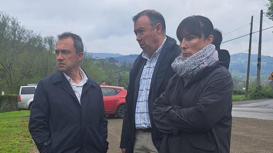 Por la izquierda, Ovidio Zapico, José Luis Trabanco y Begoña Collado en El Rellán.