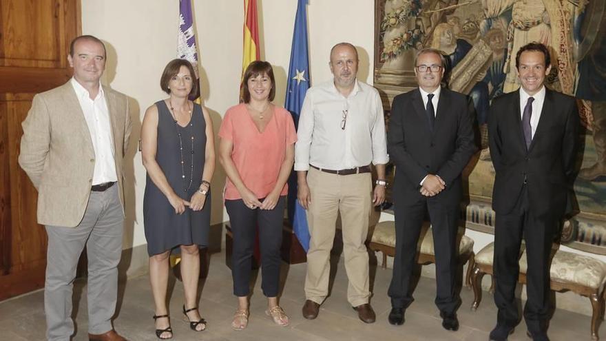 Los presidentes de los consells renidos ayer en el Consolat de Mar con la presidenta Armengol y el conseller Pons.