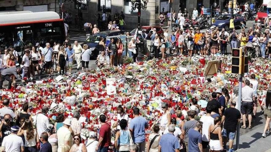 Turistas y barceloneses, ayer, homenajeando a las víctimas. // Efe
