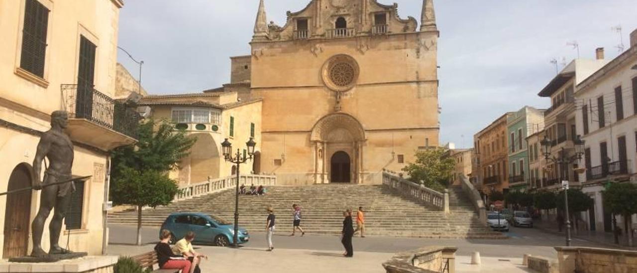 Zona centro de Felanitx, escalinata de la iglesia de Sant Miquel y plaza de la Font de Santa Margalida.