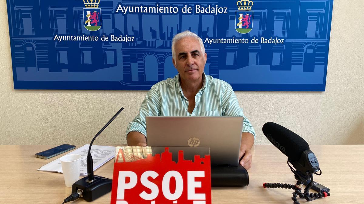 El concejal socialista Martín Serván en la rueda de prensa sobre Ifeba.