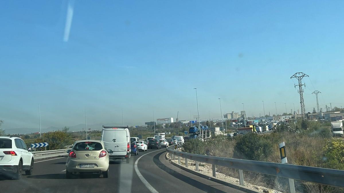 Retenciones kilométricas en la V-31 al retrasarse las obras en la Pista de Silla